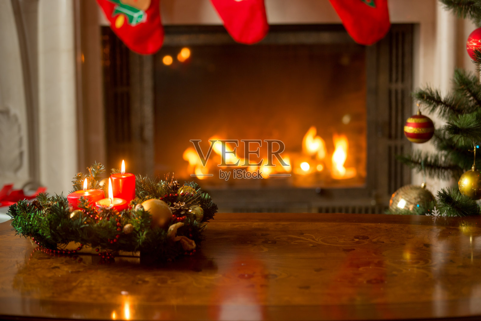 圣诞背景与燃烧的蜡烛在木制的桌子上照片摄影图片