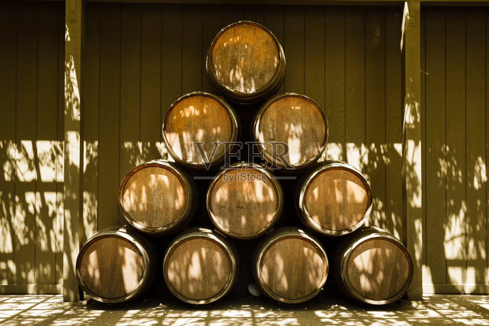 橡木酒桶堆放在户外的酒庄，纳帕谷，加利福尼亚照片摄影图片