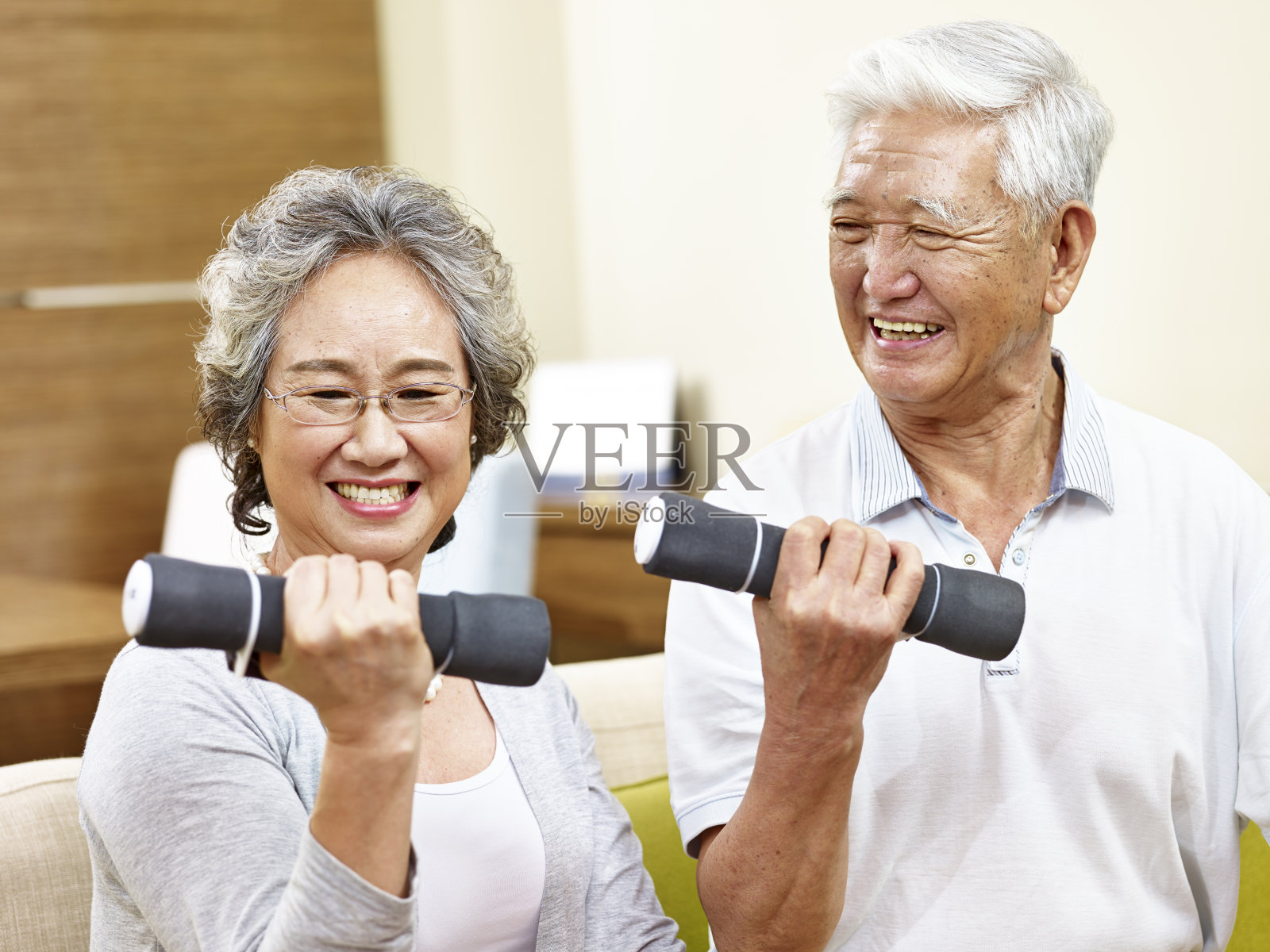 年老的亚洲夫妇用哑铃锻炼照片摄影图片