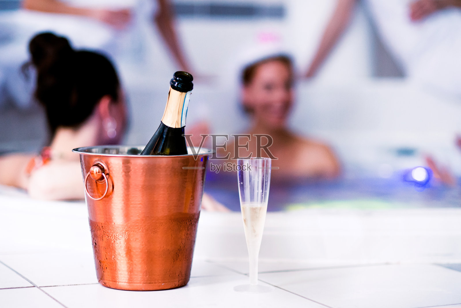 酒杯和香槟在桶里，hen party照片摄影图片