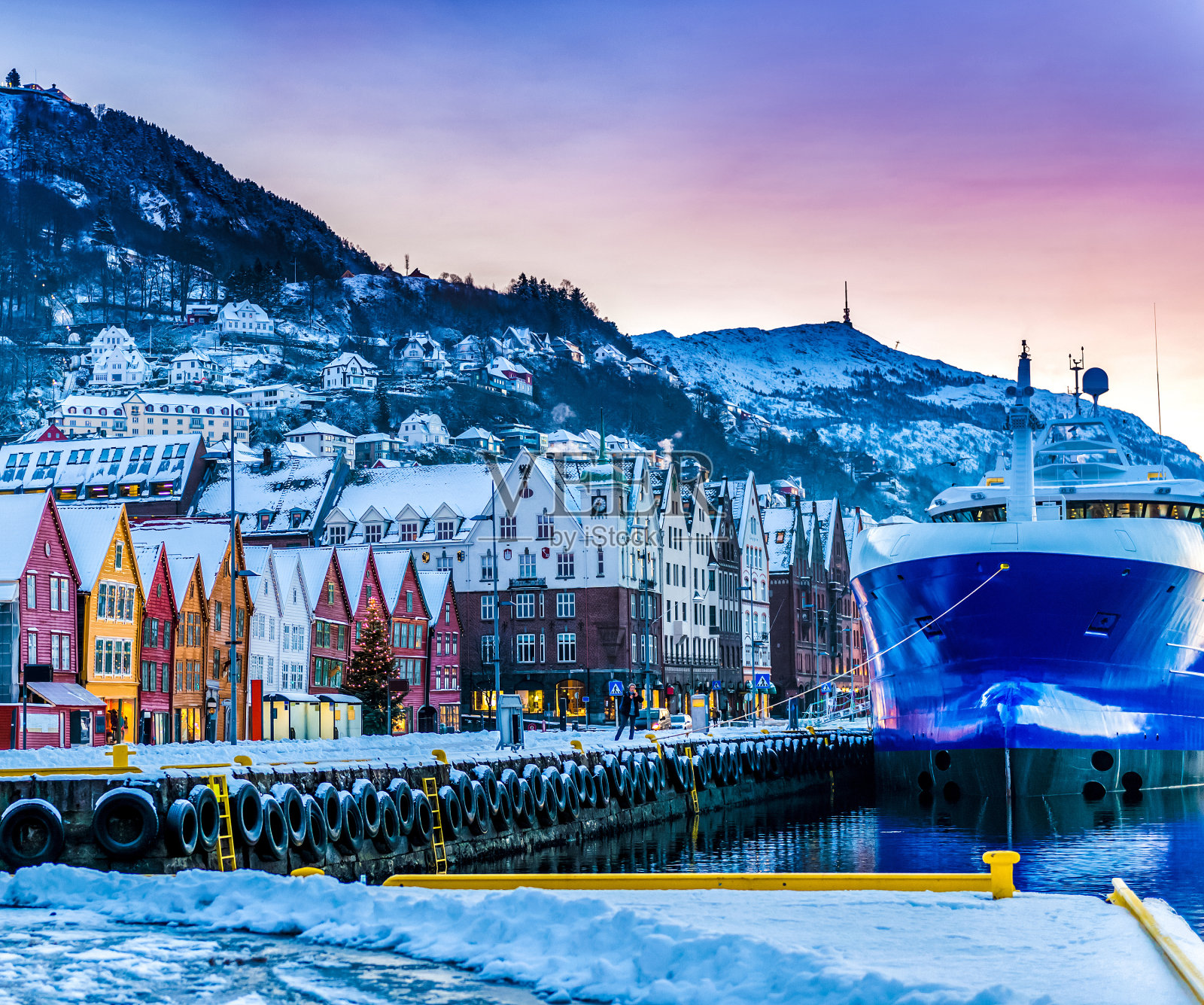 冬季有船的海滨卑尔根照片摄影图片