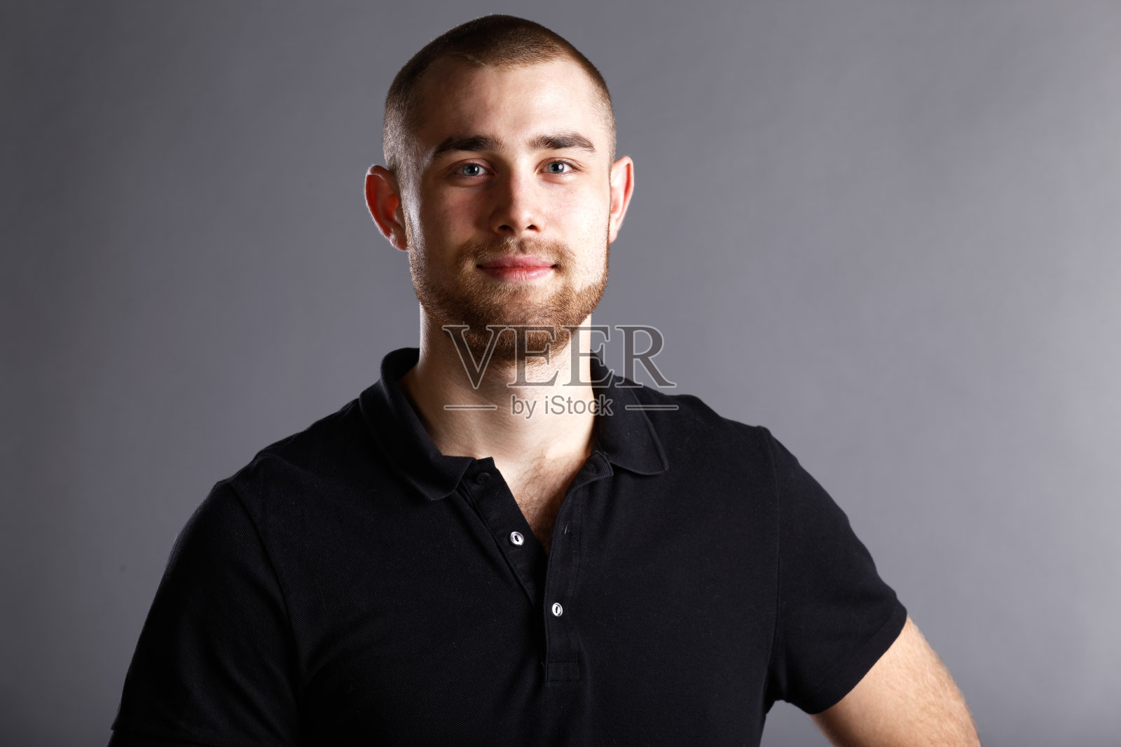 一个穿着黑衬衫，留着胡子，笑着的男人照片摄影图片