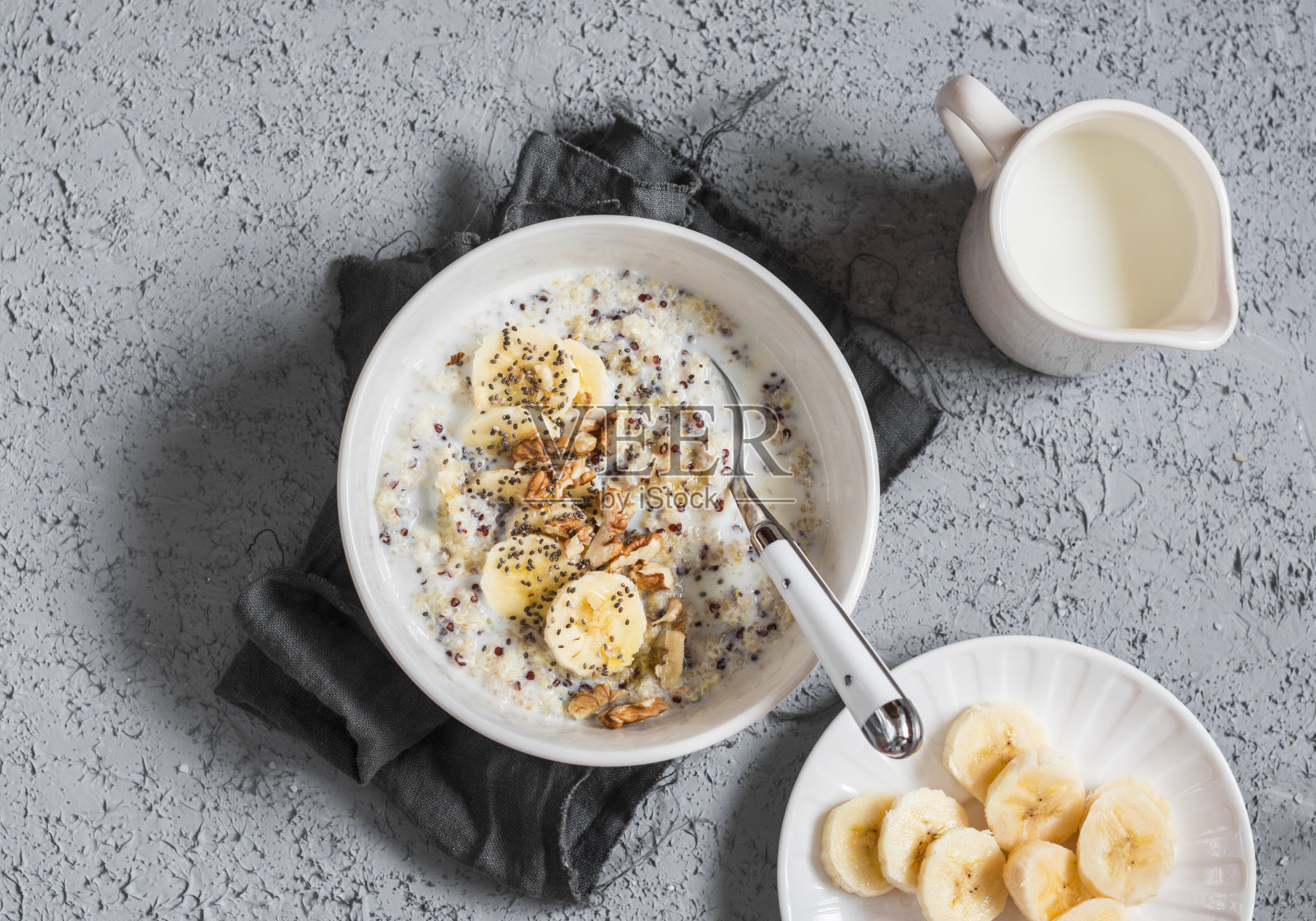 椰奶甜藜麦粥。健康的早餐照片摄影图片