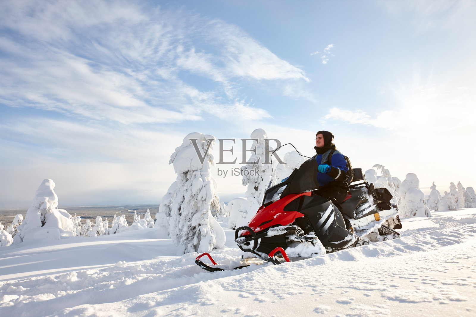 一名男子在芬兰驾驶雪地摩托照片摄影图片