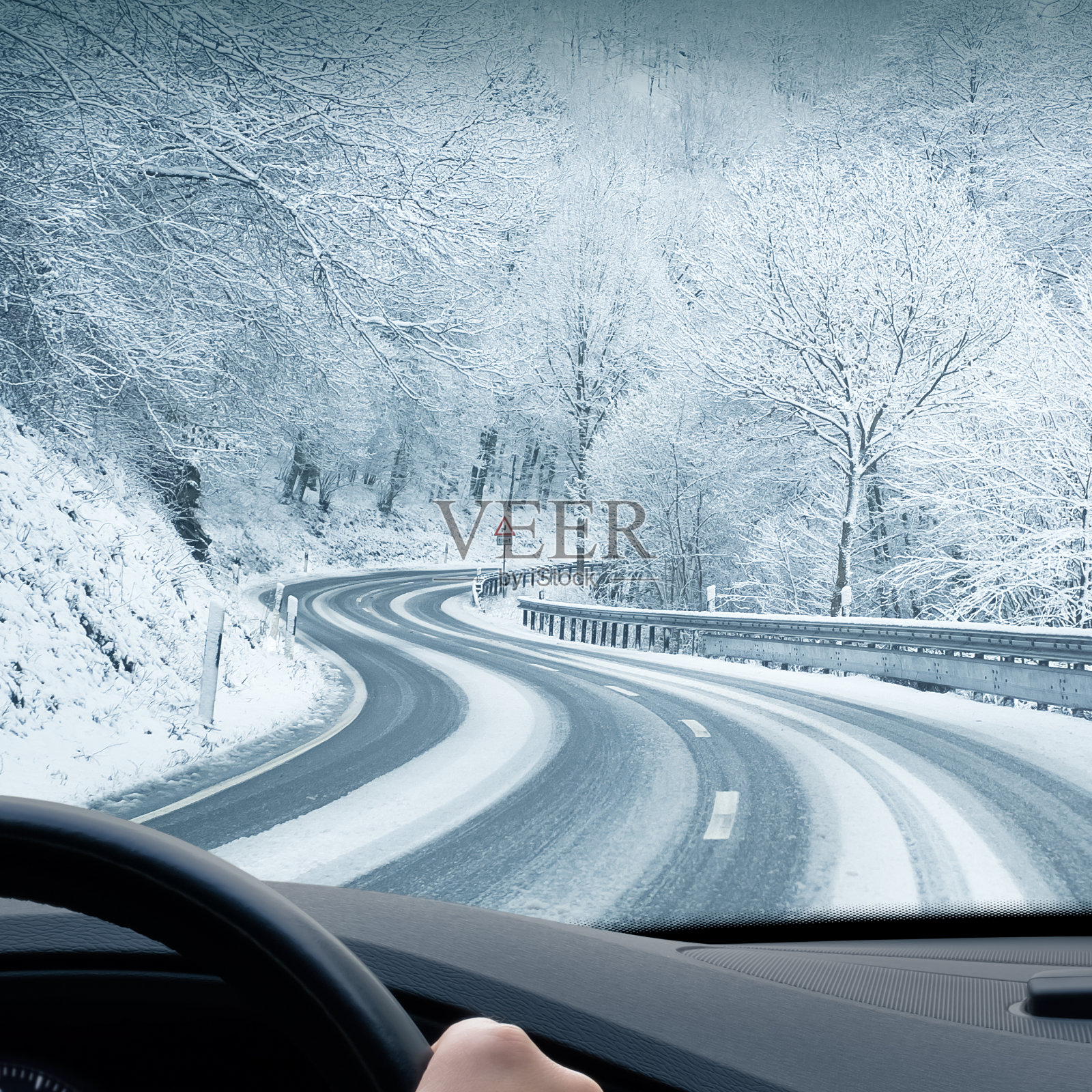 冬季驾驶-弯弯曲曲的雪乡路照片摄影图片