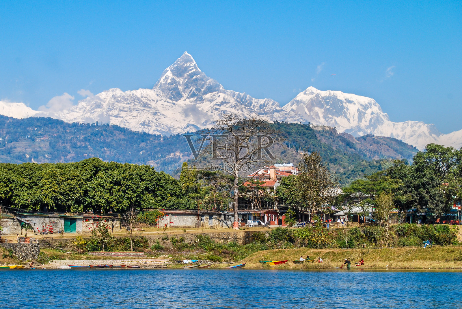 安纳普尔纳峰山。从菲瓦湖看。博卡拉,尼泊尔。照片摄影图片