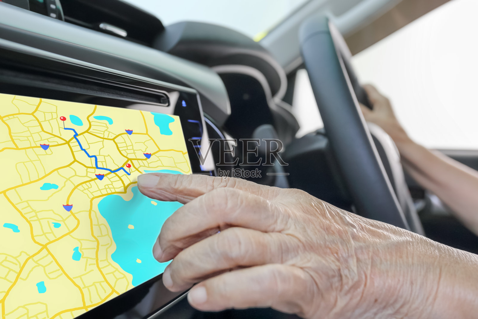 老妇人在车里使用GPS导航系统照片摄影图片
