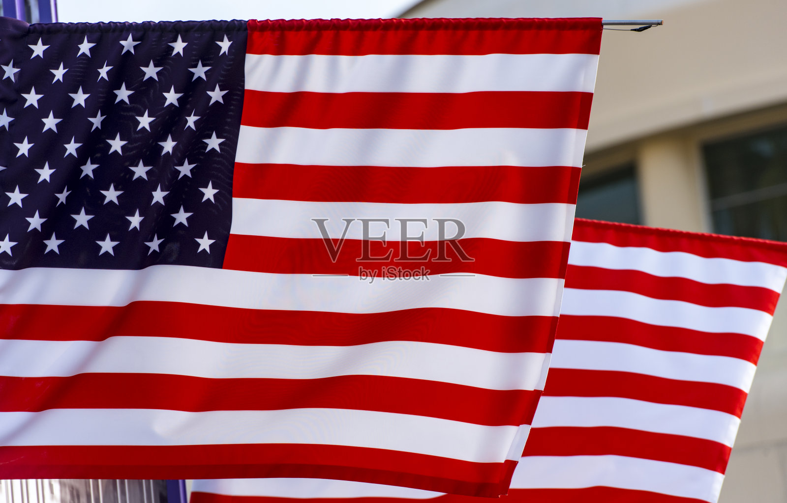 美国国旗在城市前面照片摄影图片