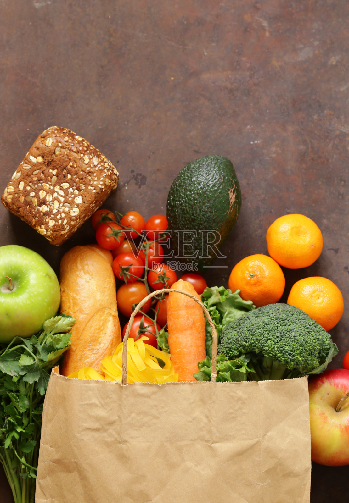 食品购物袋-蔬菜，水果，面包和意大利面照片摄影图片