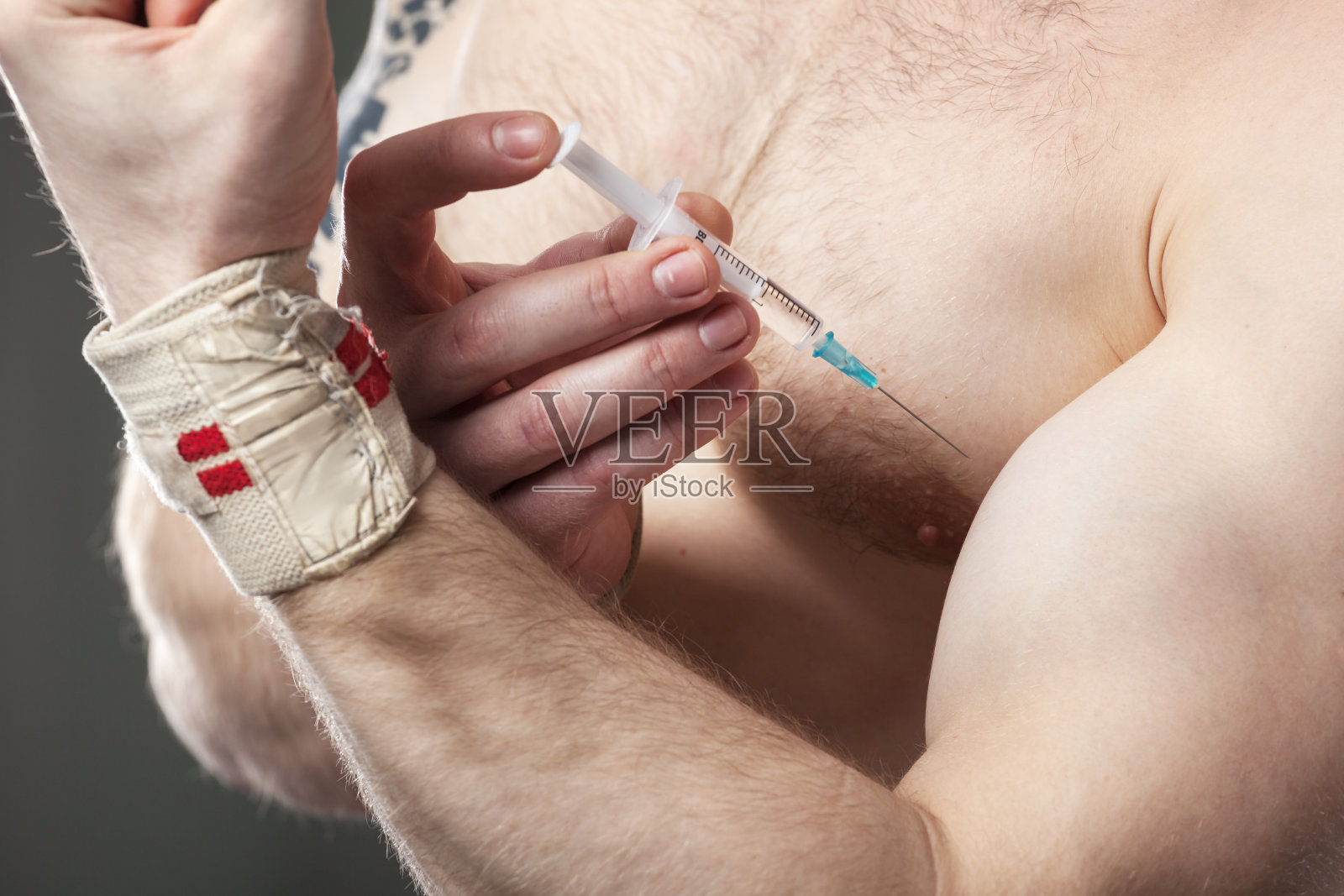 一个男人给自己注射类固醇的特写。照片摄影图片