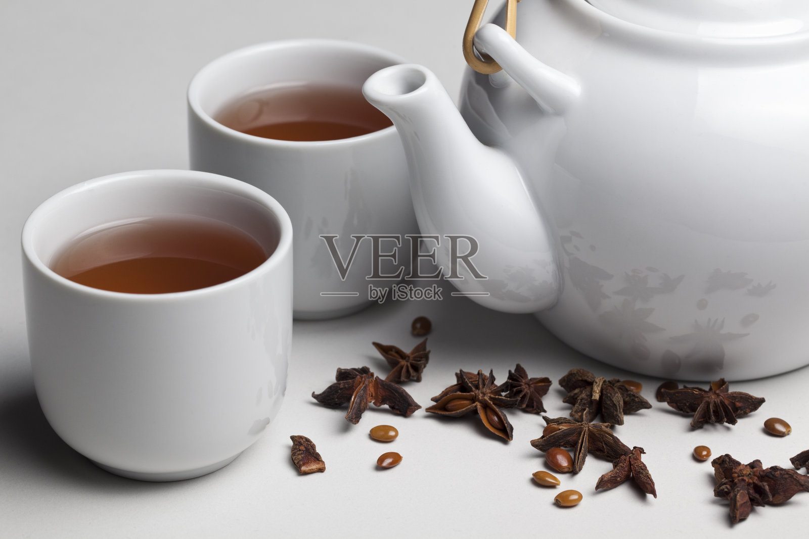 白色茶壶，2个杯子和香料特写照片摄影图片