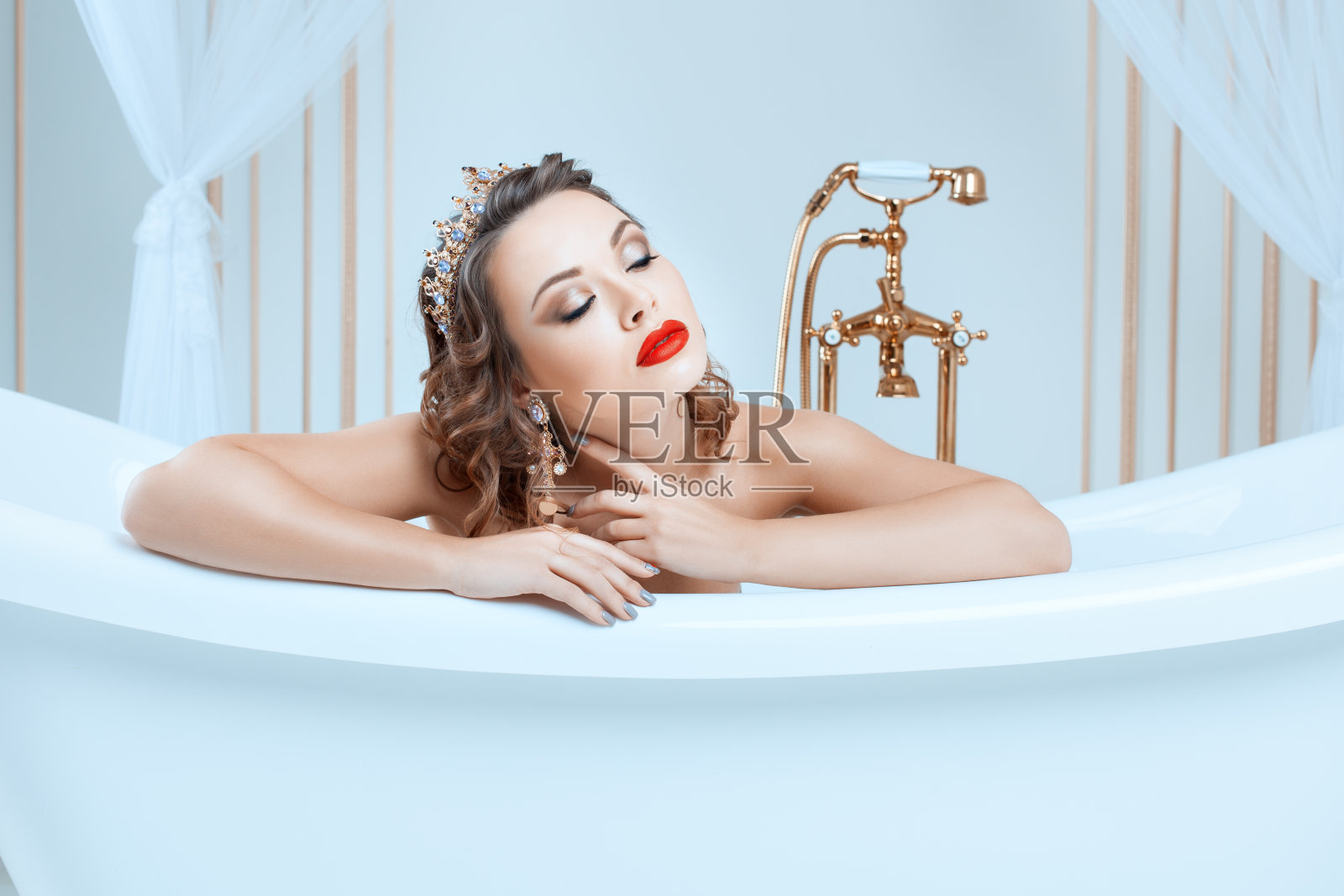 一个在洗澡的女人的肖像。照片摄影图片