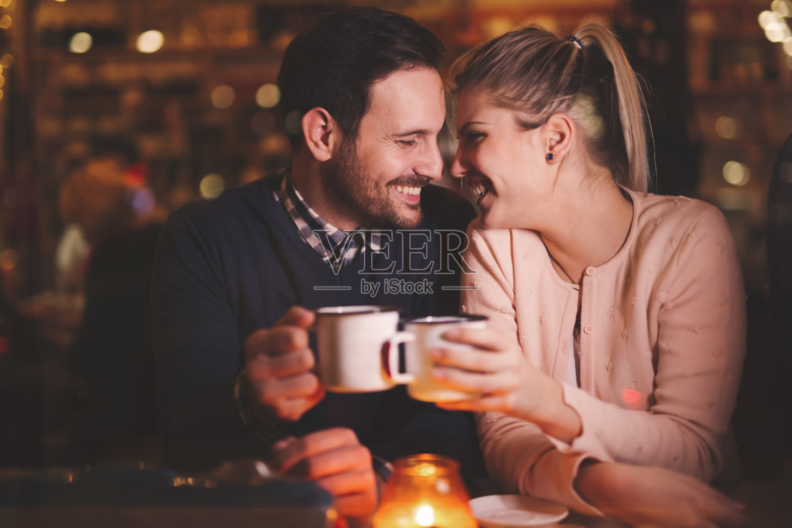 一对浪漫的情侣在酒吧约会照片摄影图片