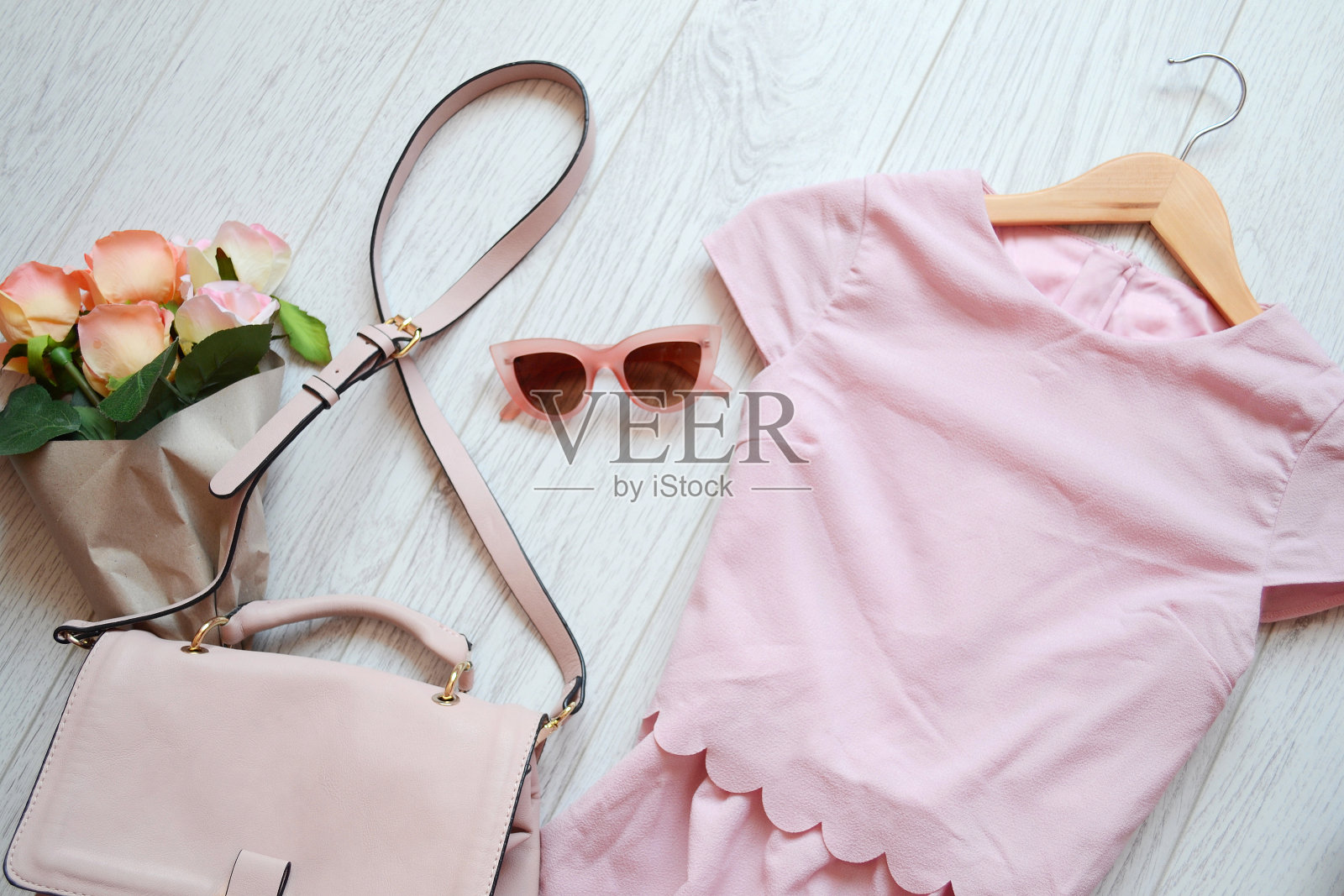 时尚概念，粉色风格。衣服、包和眼镜。从上面的观点照片摄影图片