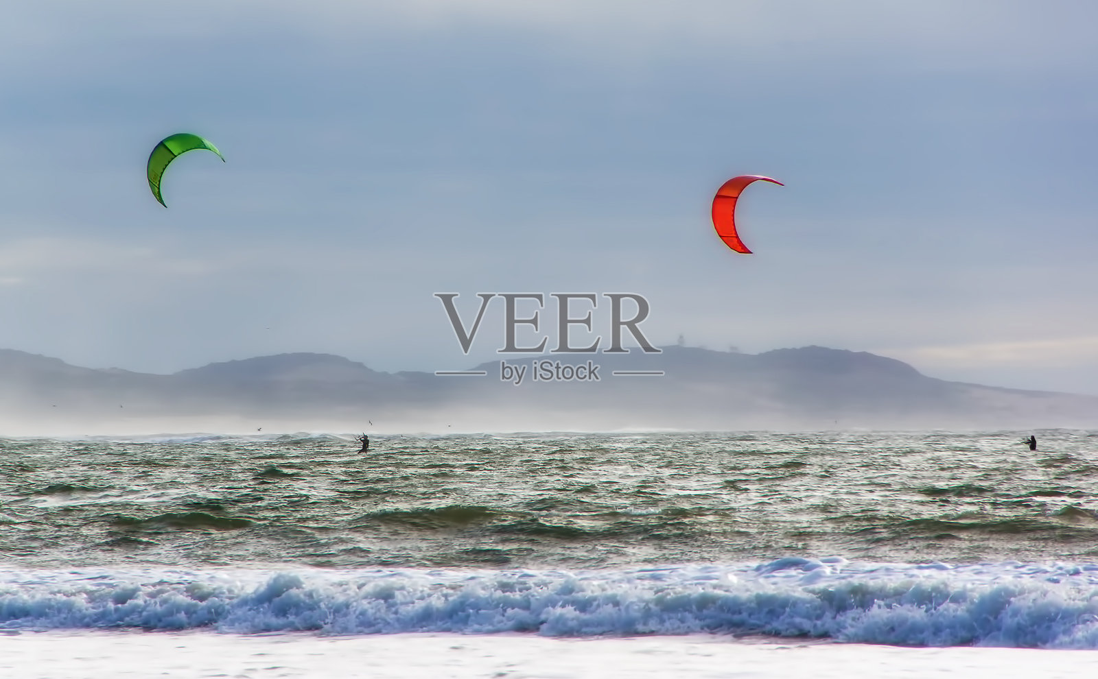 两个风筝冲浪者在大西洋的波浪上滑行照片摄影图片