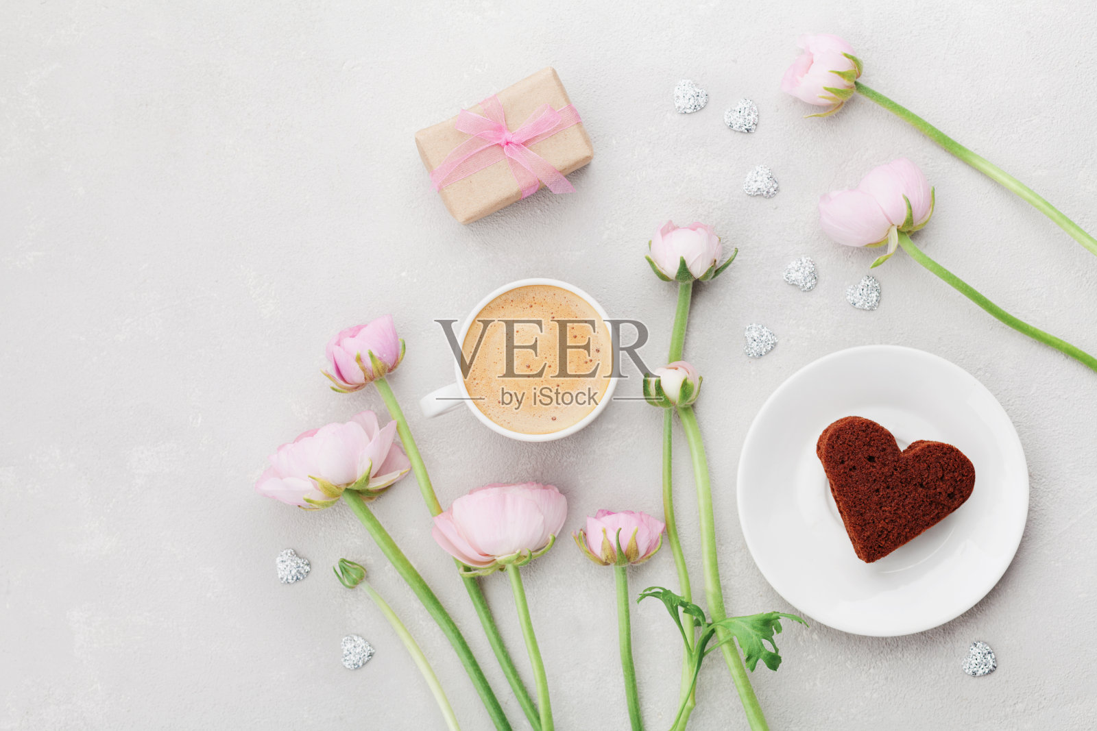 情人节早餐有咖啡、礼物、鲜花、心形蛋糕。平的。照片摄影图片