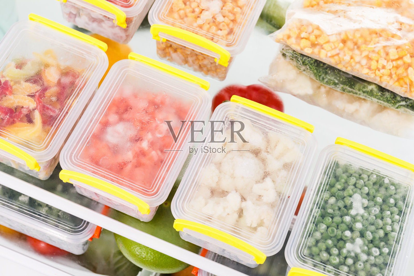 冰箱里的冷冻食品。冷冻架上的蔬菜。照片摄影图片
