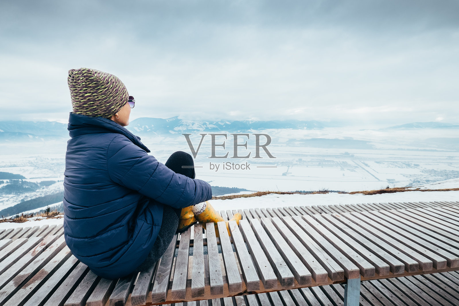 女人放松在山顶与山城冬季全景照片摄影图片