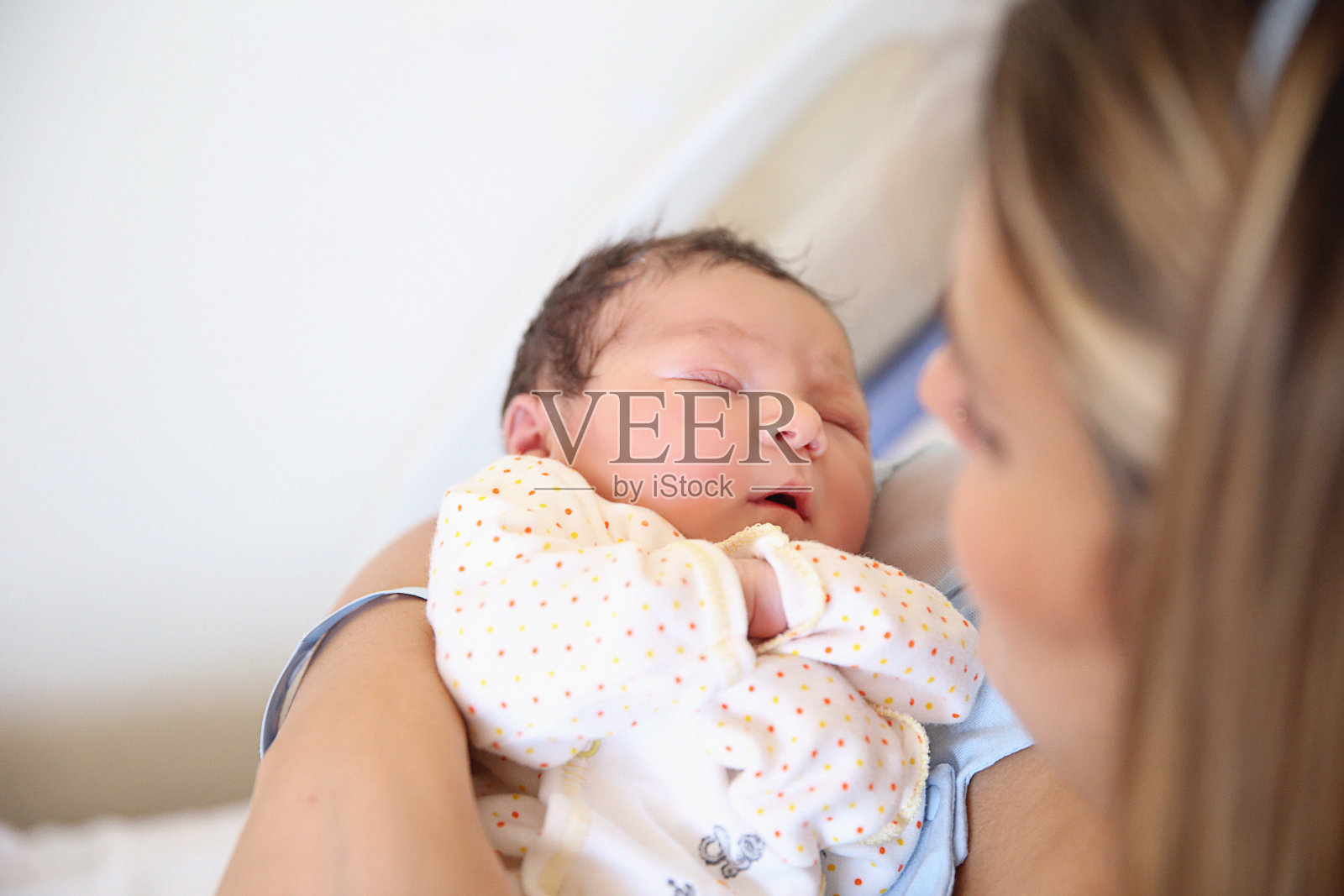新出生的婴儿和他的母亲照片摄影图片