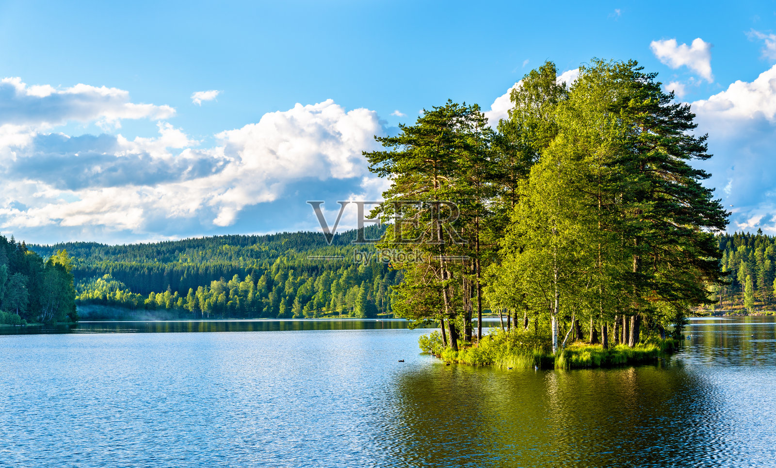 奥斯陆北部的松斯万湖照片摄影图片