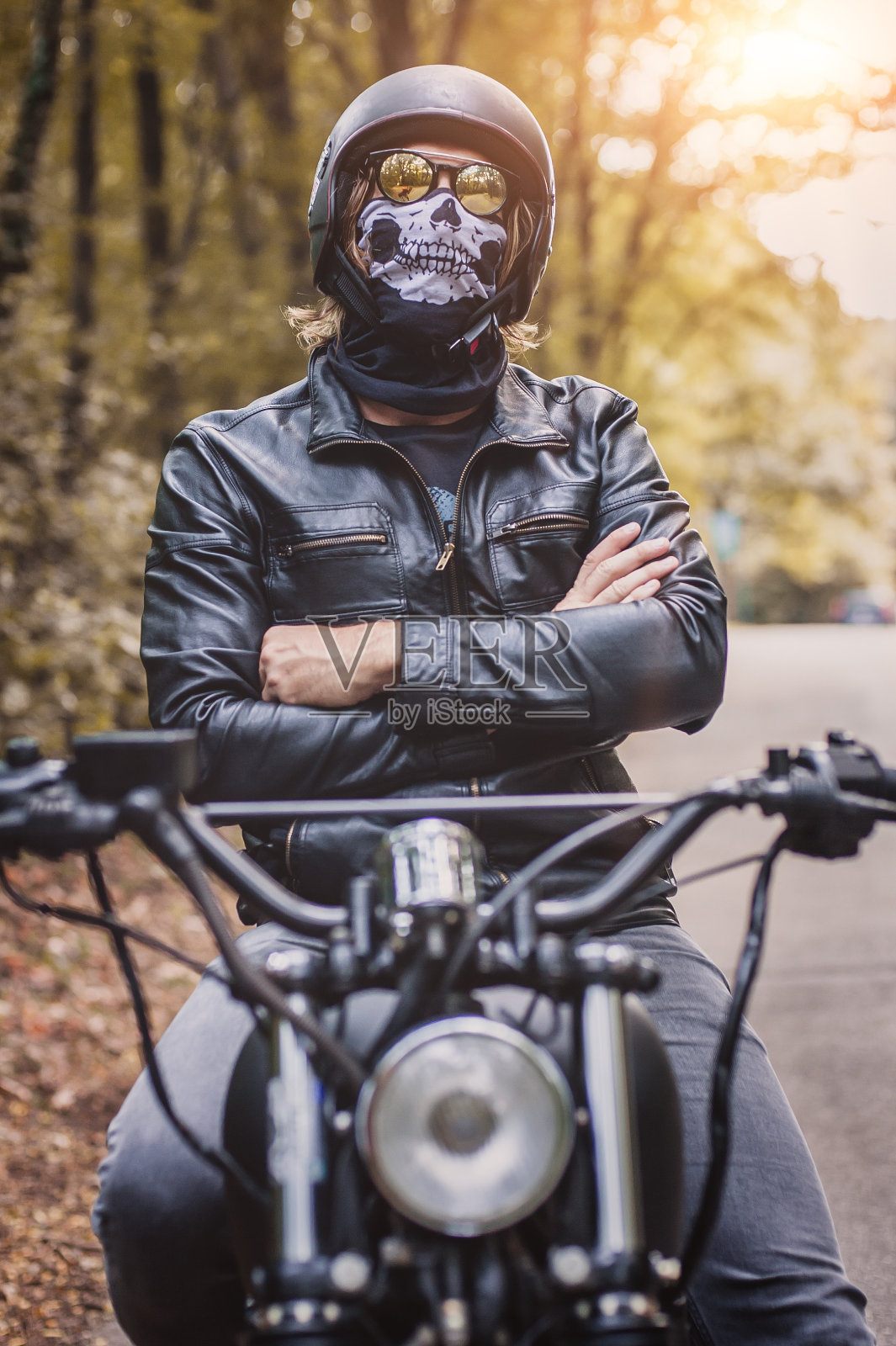 骑摩托车的人坐在他的摩托车上照片摄影图片