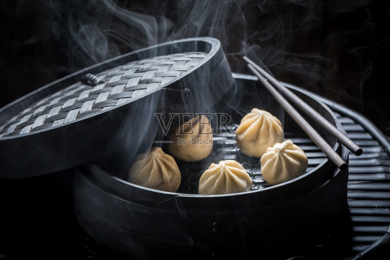 自制和热的manti饺子在木蒸笼照片摄影图片