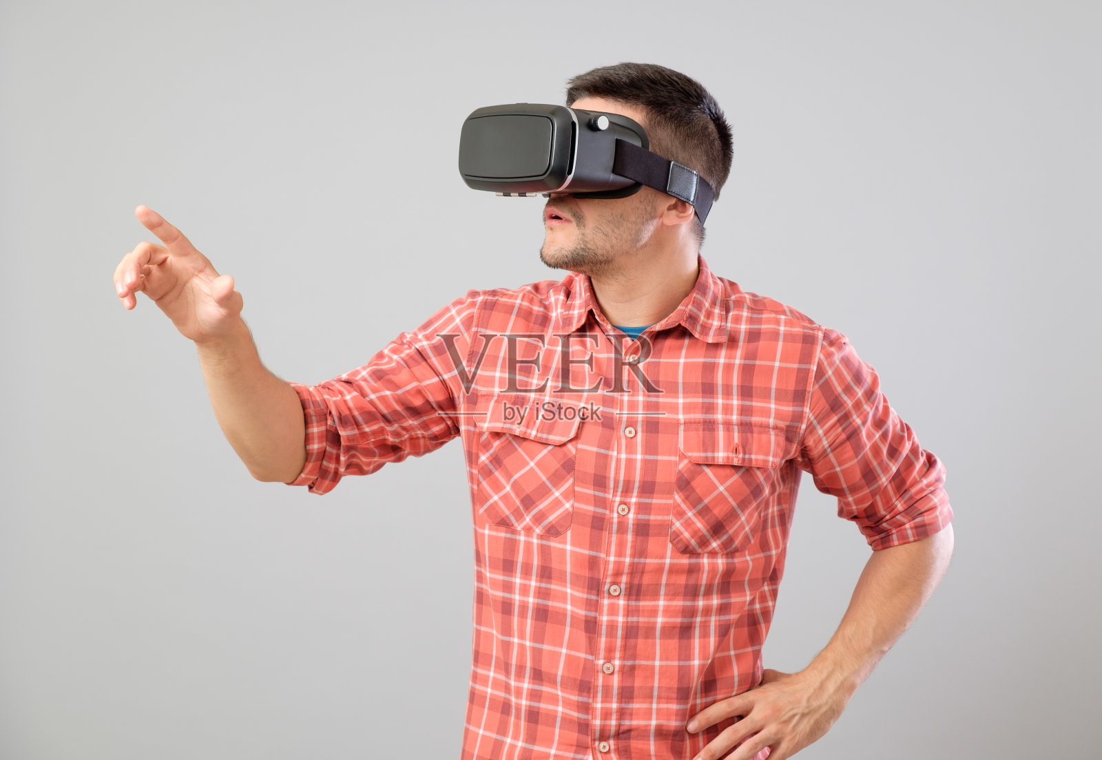 戴着虚拟现实眼镜的男人在做手势照片摄影图片