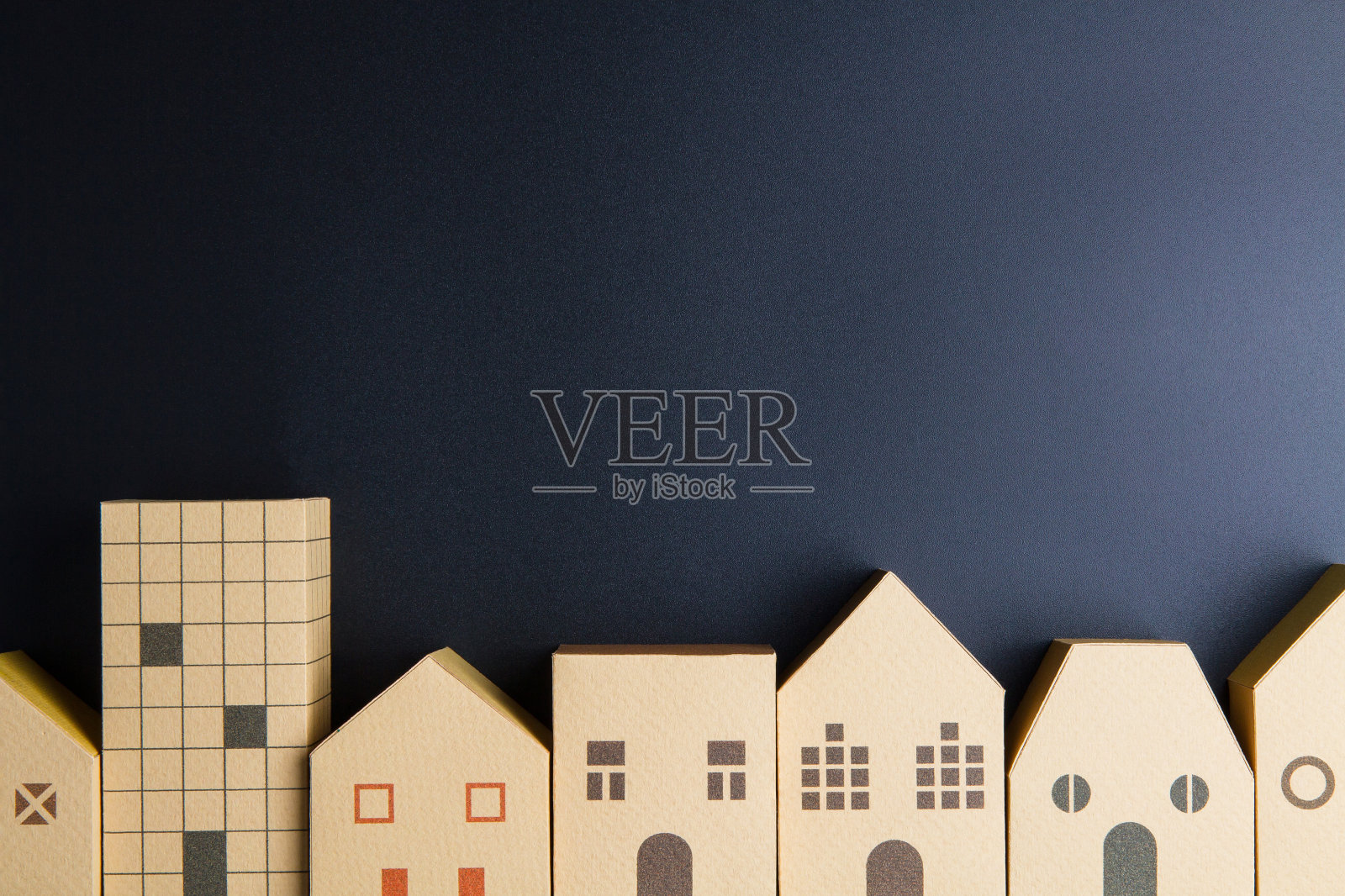 家庭建筑模型纸盒立方体在黑色的背景照片摄影图片
