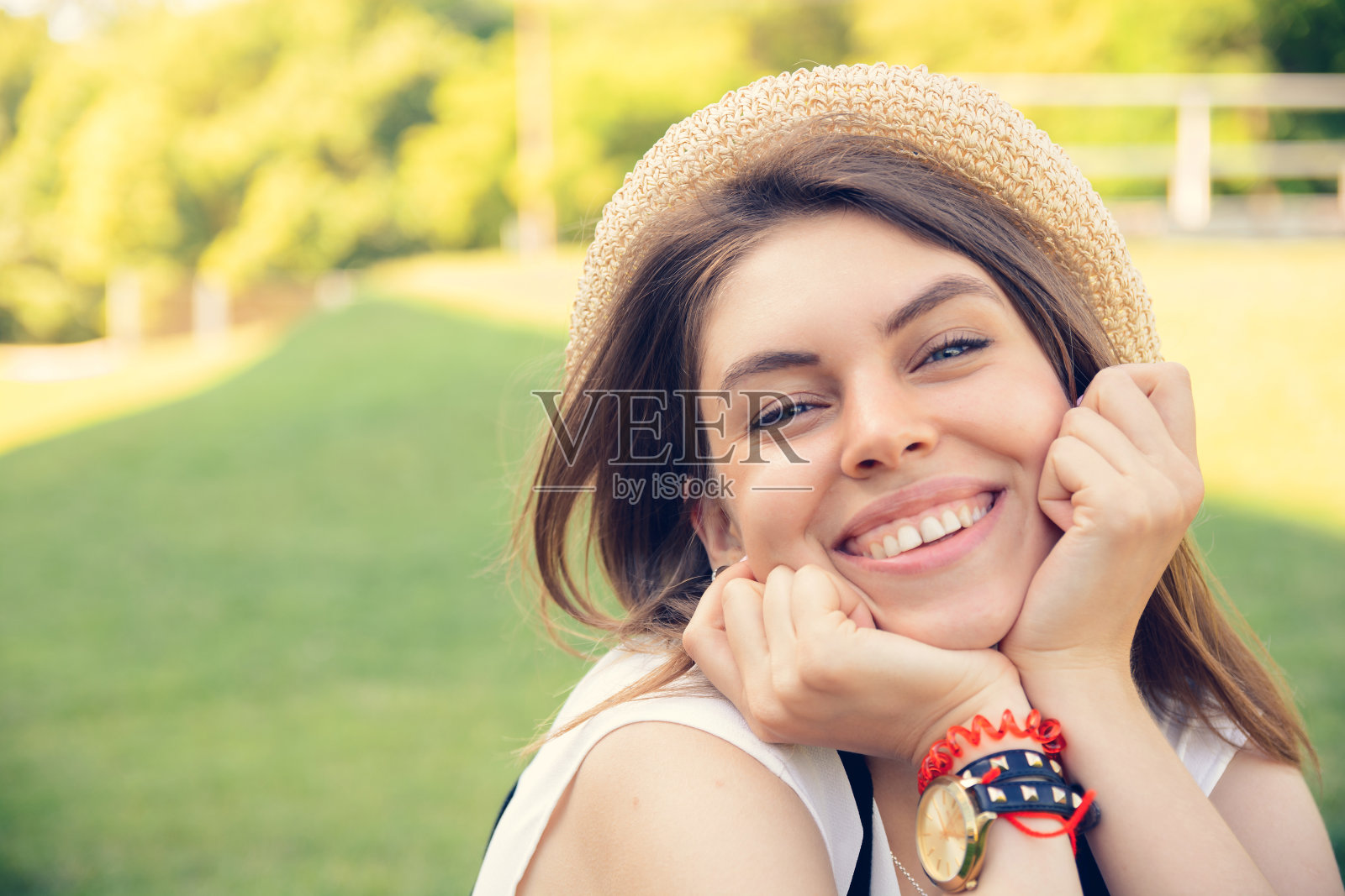 一个美丽的年轻女子在夏季公园的肖像。照片摄影图片