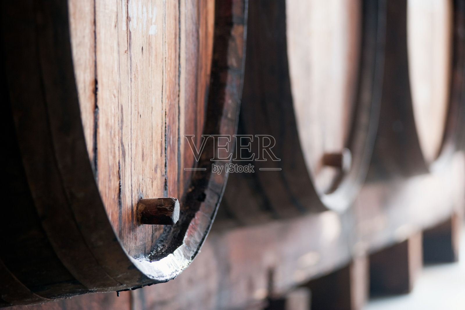 马德拉岛，酒窖里有许多老酒桶。照片摄影图片