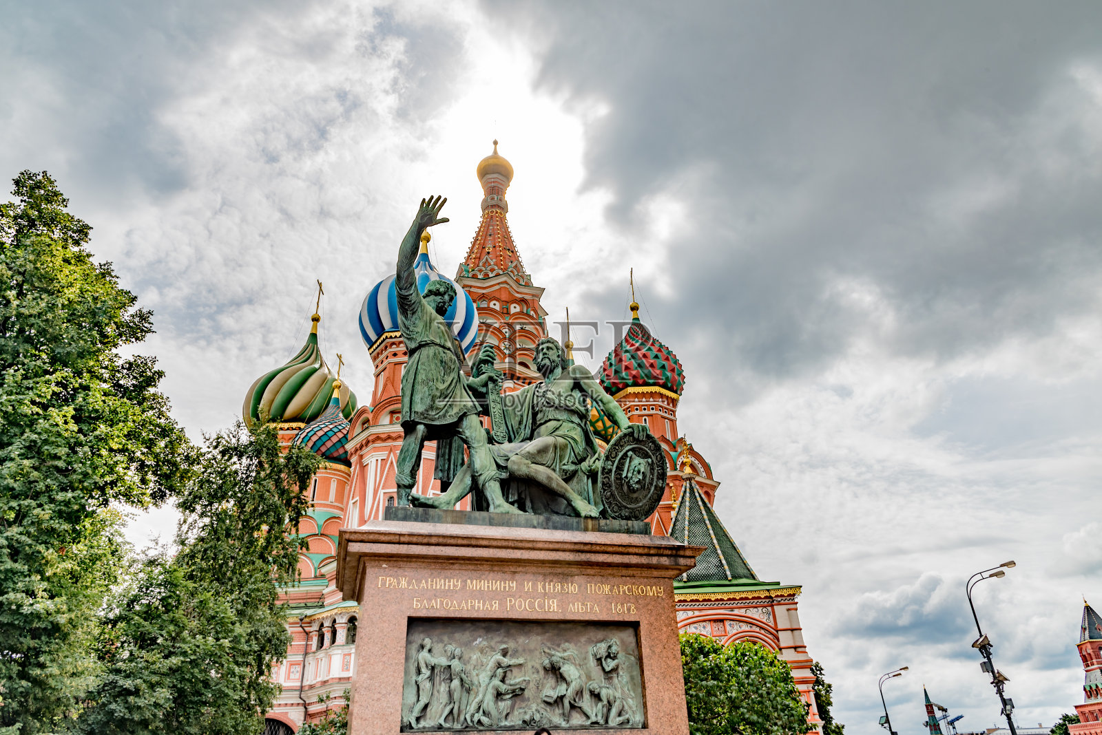 莫斯科圣巴西里奥大教堂附近的雕像照片摄影图片