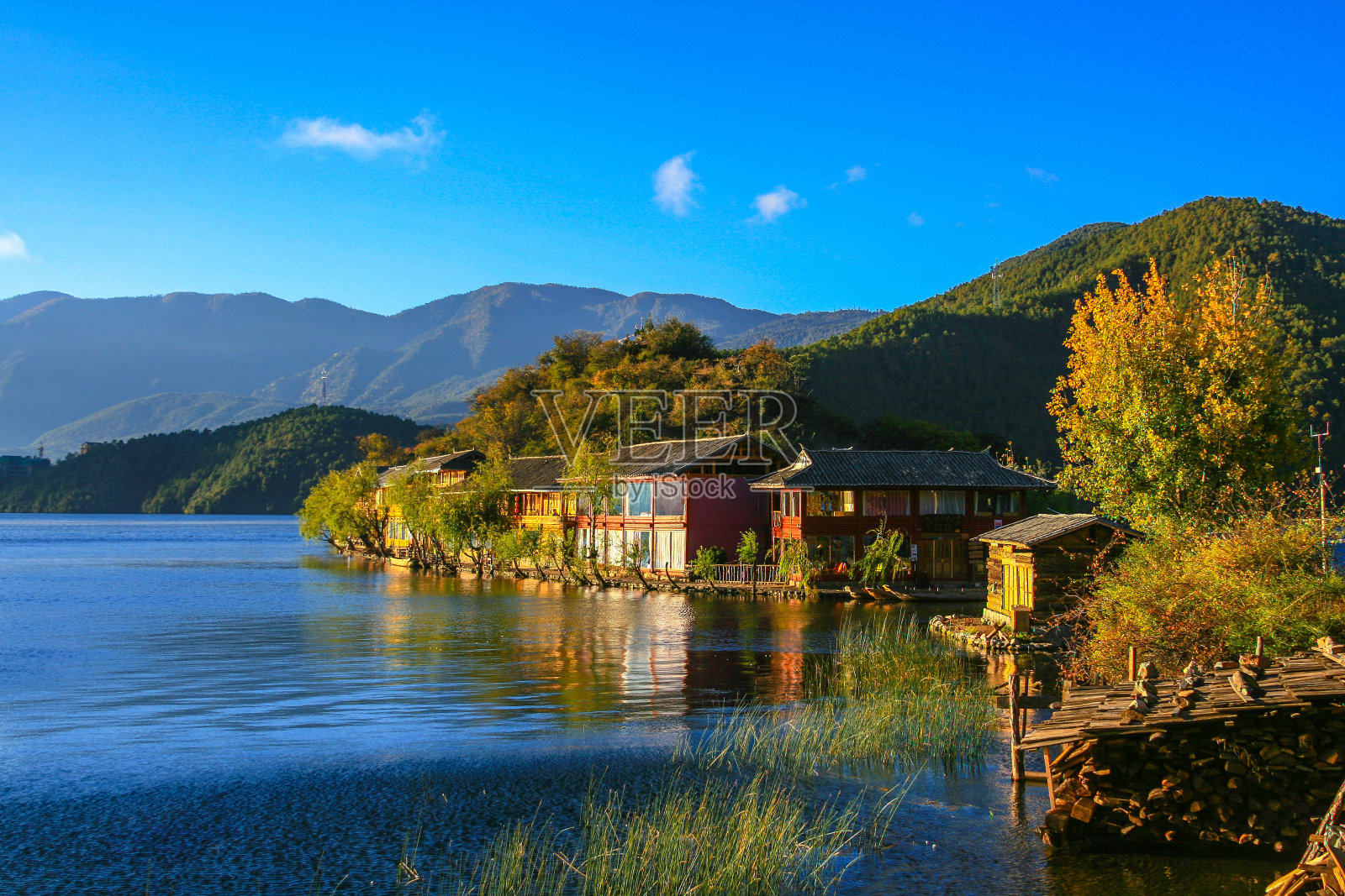 清晨泸沽湖的宁静景色照片摄影图片