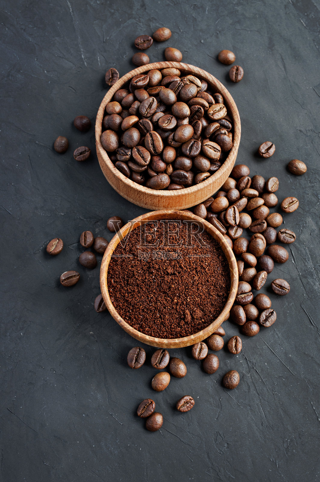 咖啡豆和磨碎的咖啡放在一个木碗里照片摄影图片