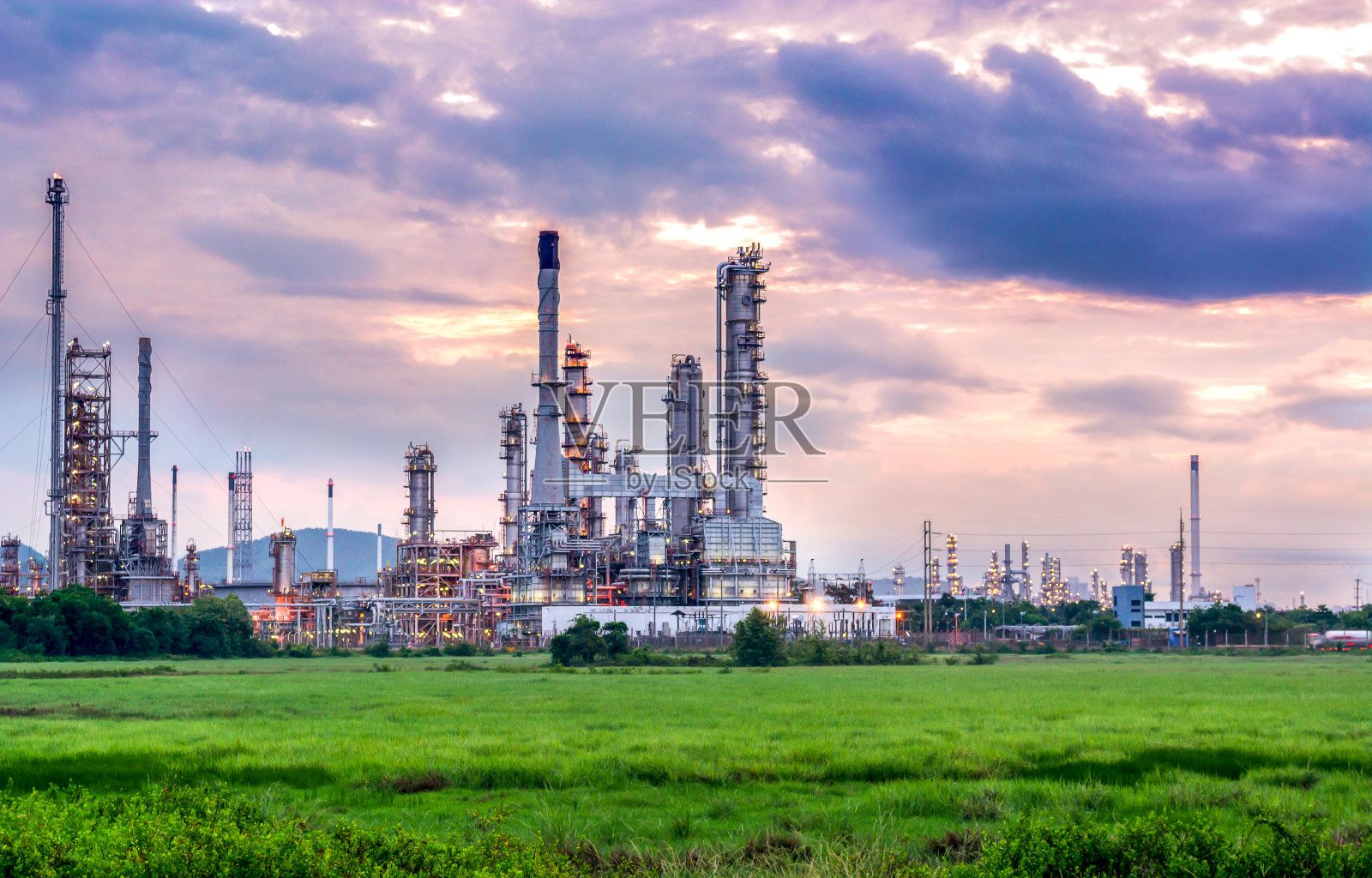 石油和天然气工业-炼油厂在日落工厂照片摄影图片