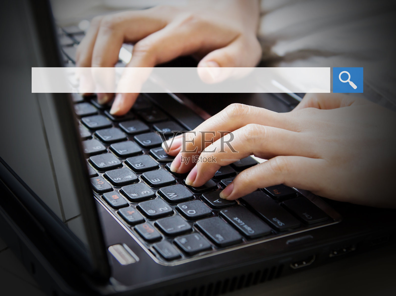 一名年轻女子在用搜索栏空白的笔记本电脑照片摄影图片