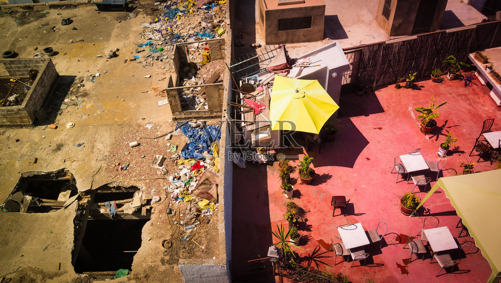 从摩洛哥的屋顶上看，贫富分化照片摄影图片