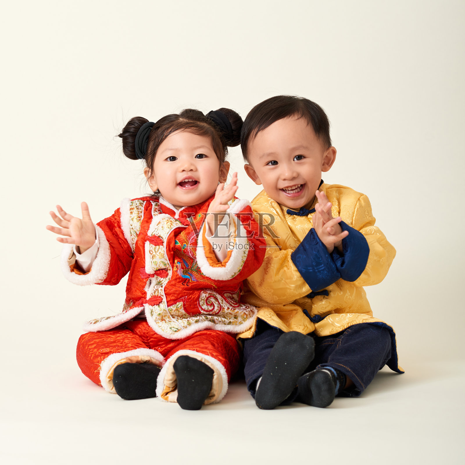 中国男孩和女孩穿着中国传统新年服装照片摄影图片