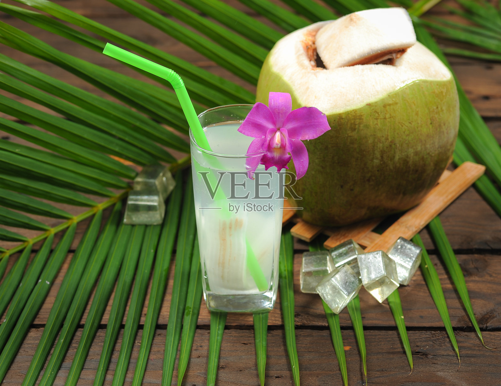 新鲜椰汁饮料在木头上照片摄影图片