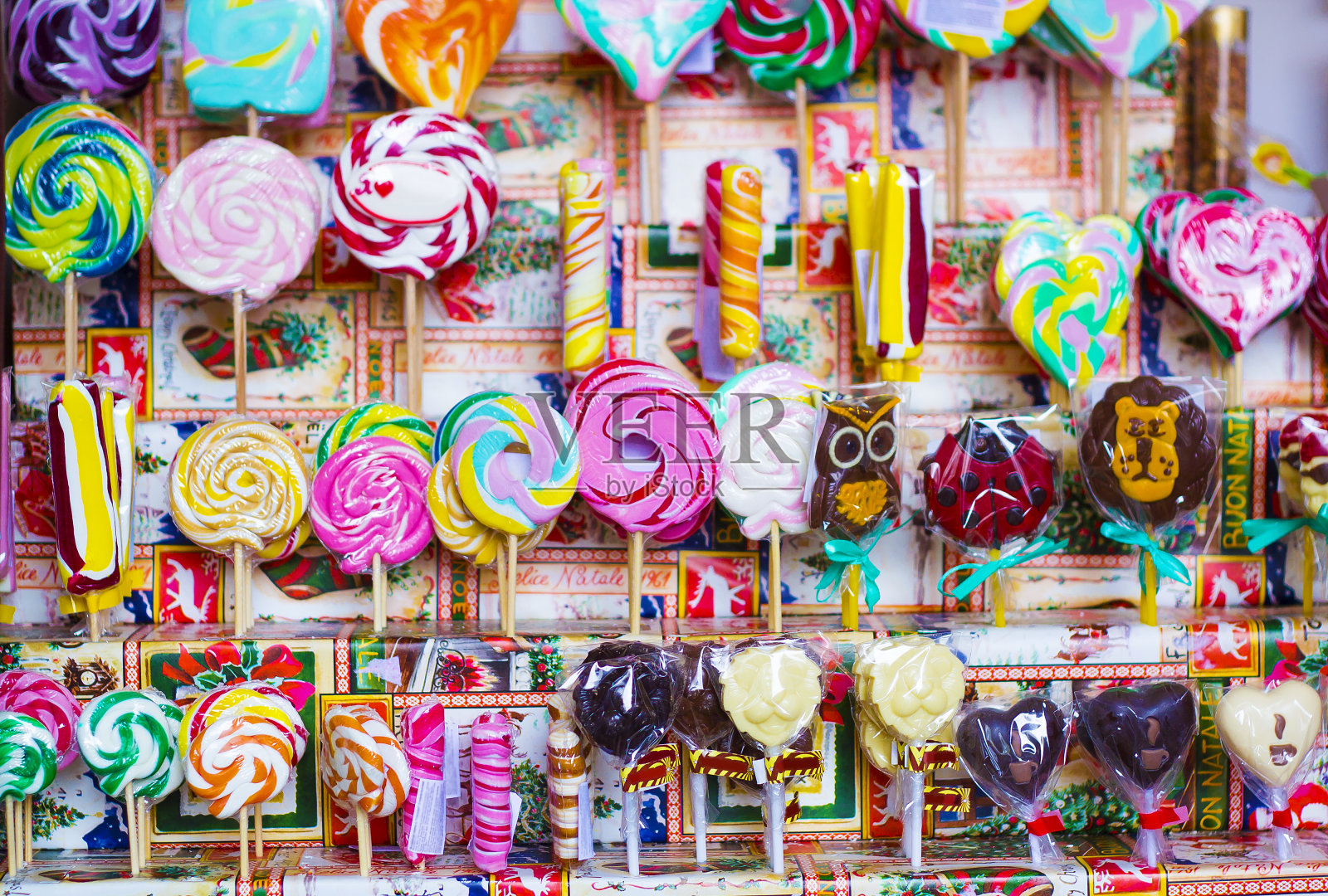 商店橱窗里出售的彩色焦糖棒和巧克力糖果是不错的选择照片摄影图片