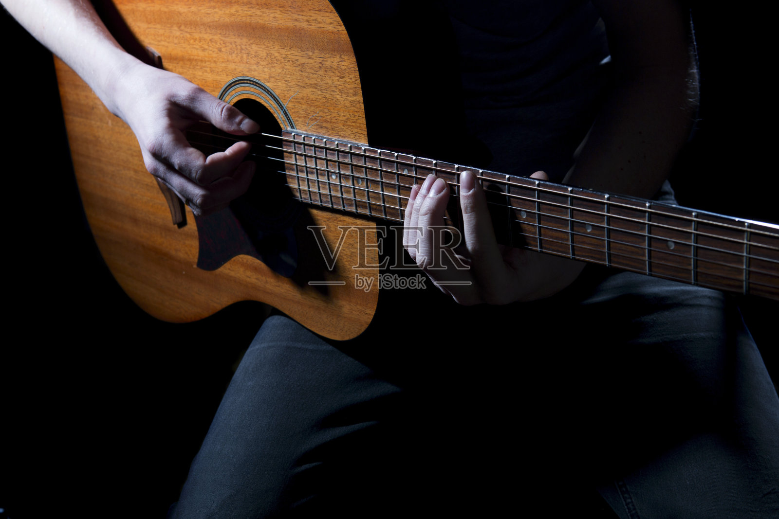 弹奏原声吉他的音乐家照片摄影图片