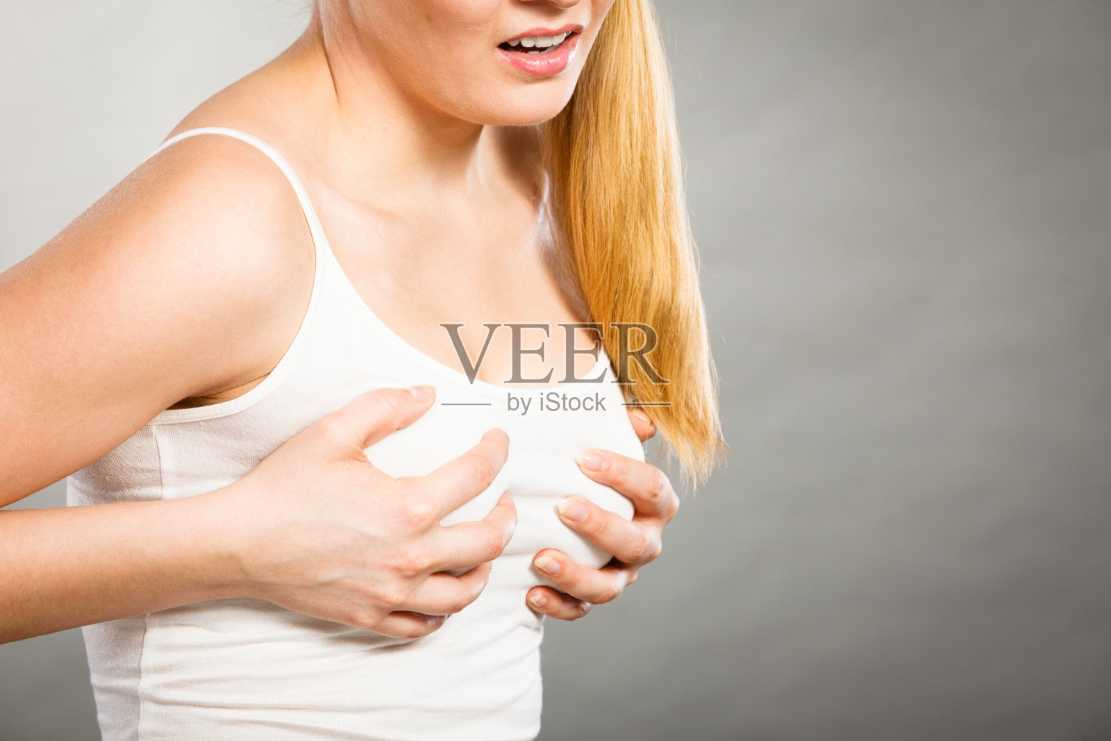 患乳房疼痛的妇女照片摄影图片