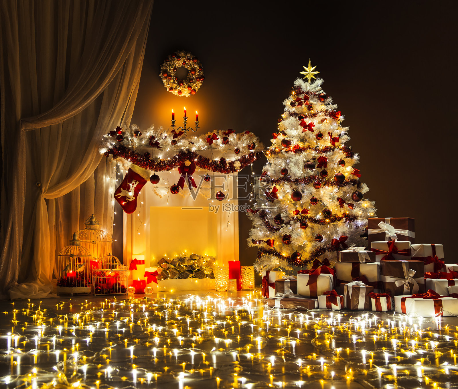 圣诞树灯室内，装饰圣诞壁炉，魔术之夜照片摄影图片