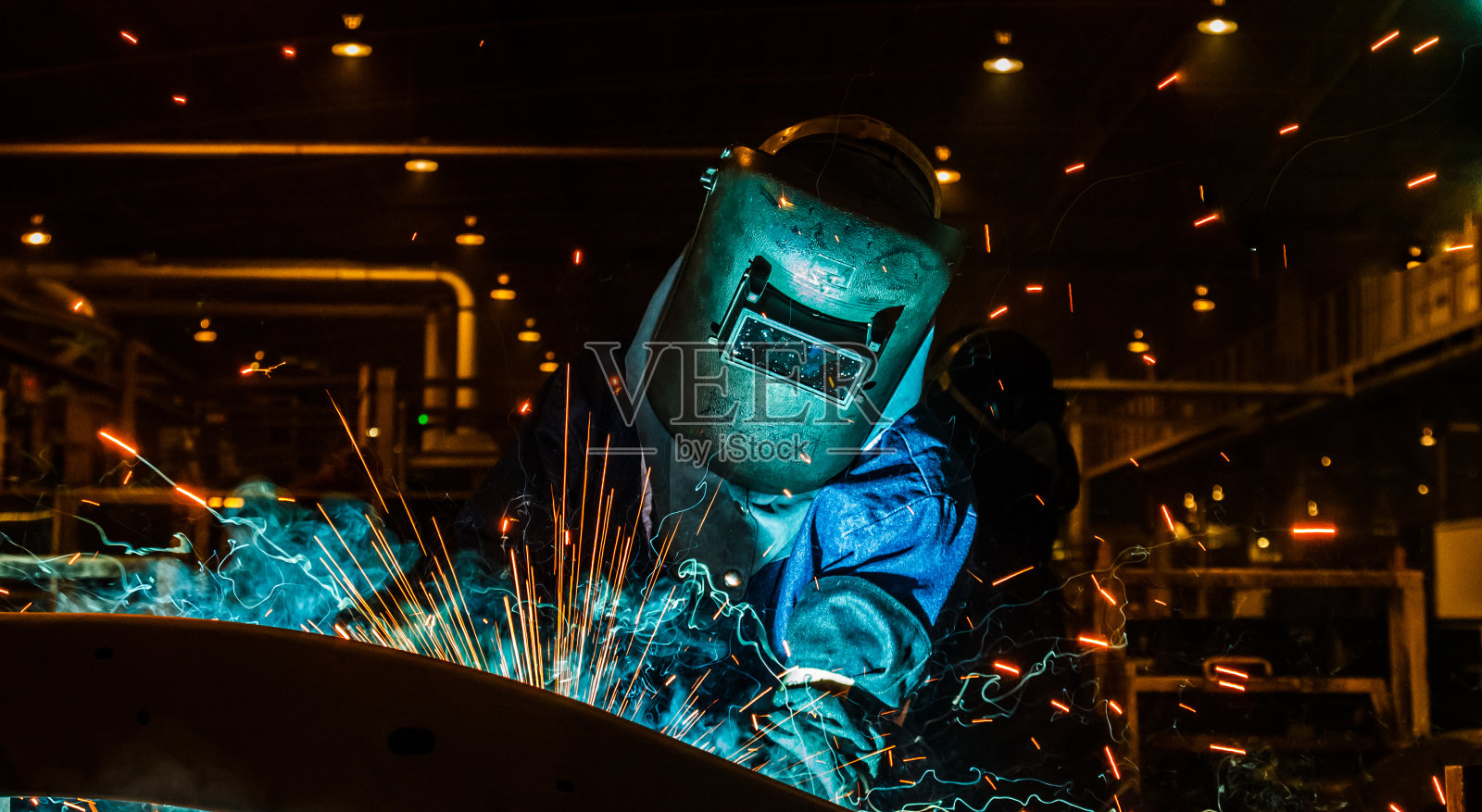 工人，在汽车工厂焊接照片摄影图片