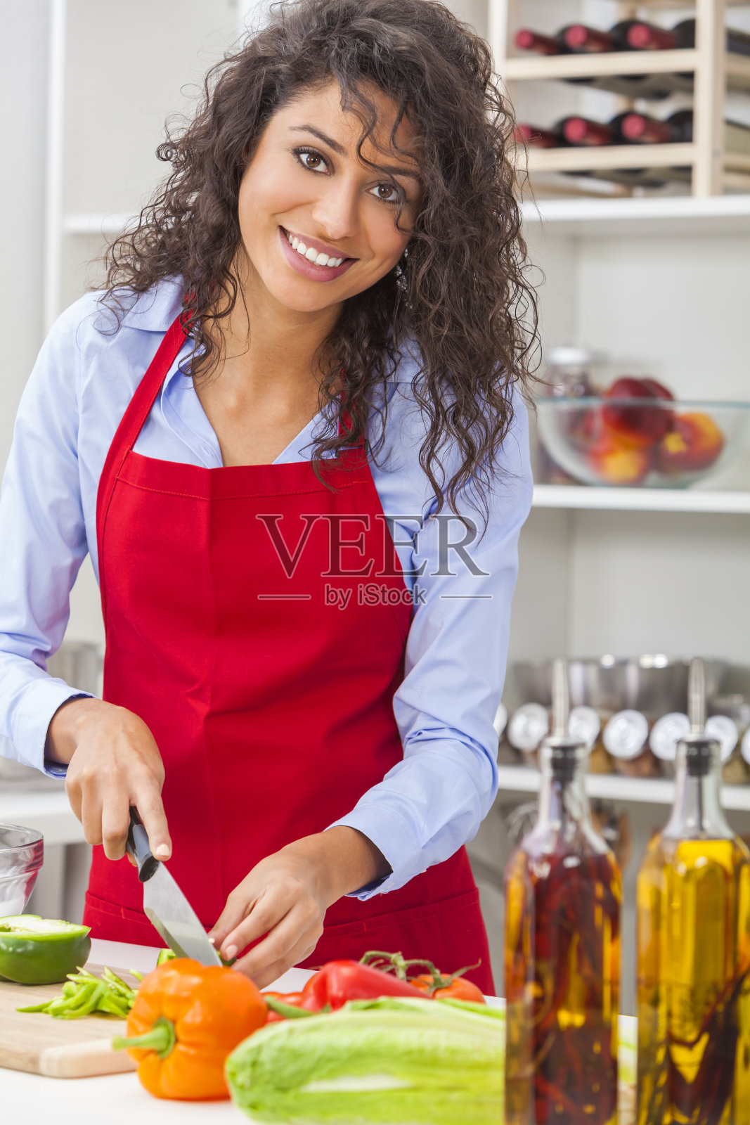 厨房里准备蔬菜沙拉的女人照片摄影图片