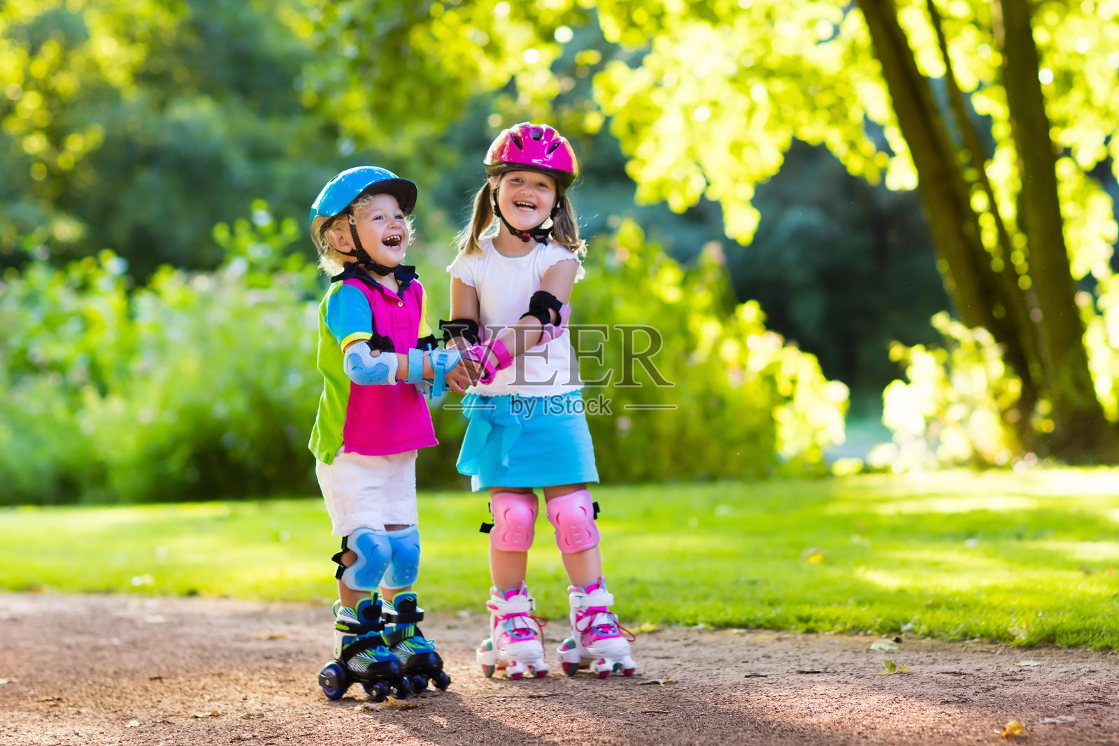 快乐的孩子们在阳光明媚的日子里在户外滑旱冰照片摄影图片_ID:313592472-Veer图库
