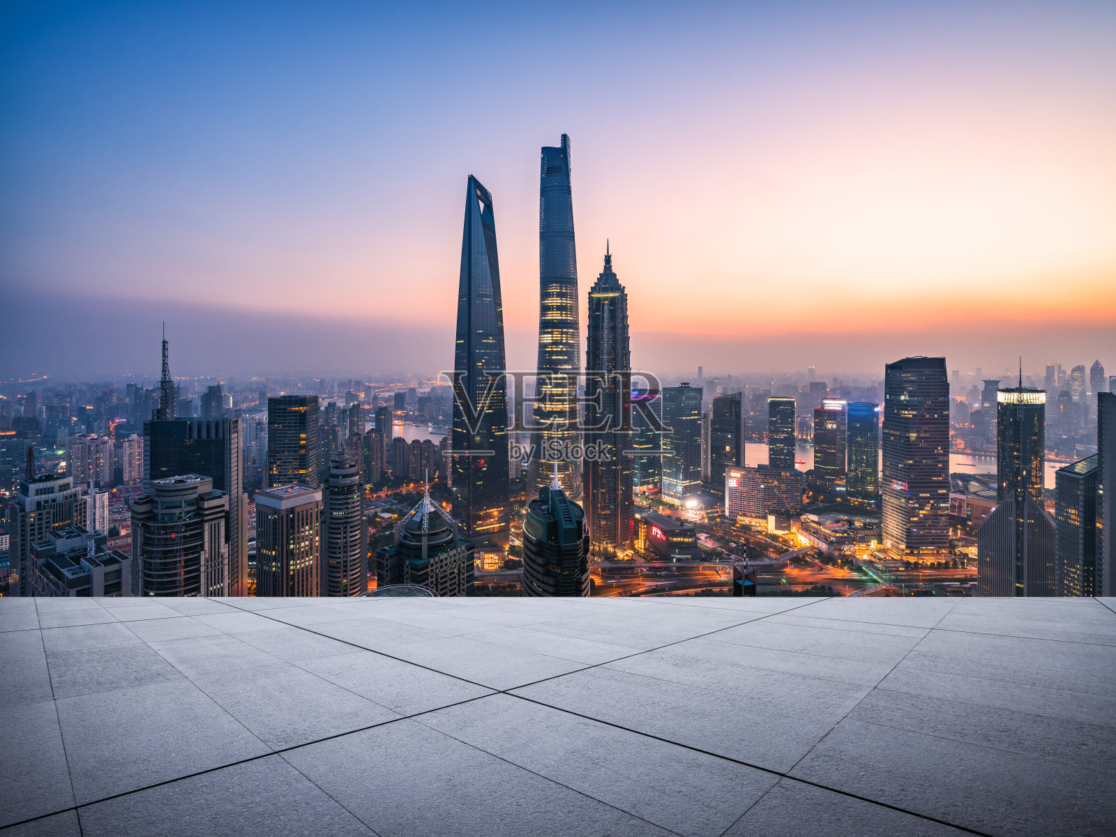 从空楼层俯瞰上海的城市景观和天际线照片摄影图片
