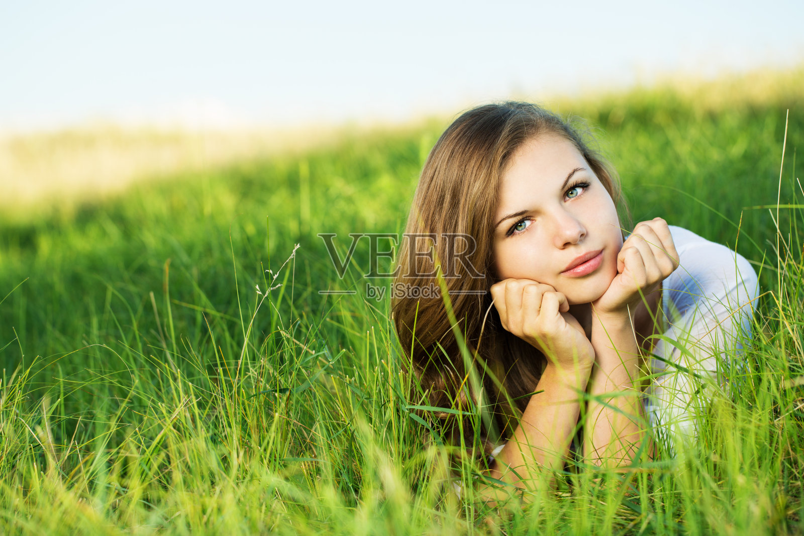 年轻的雌性在草地上休息照片摄影图片