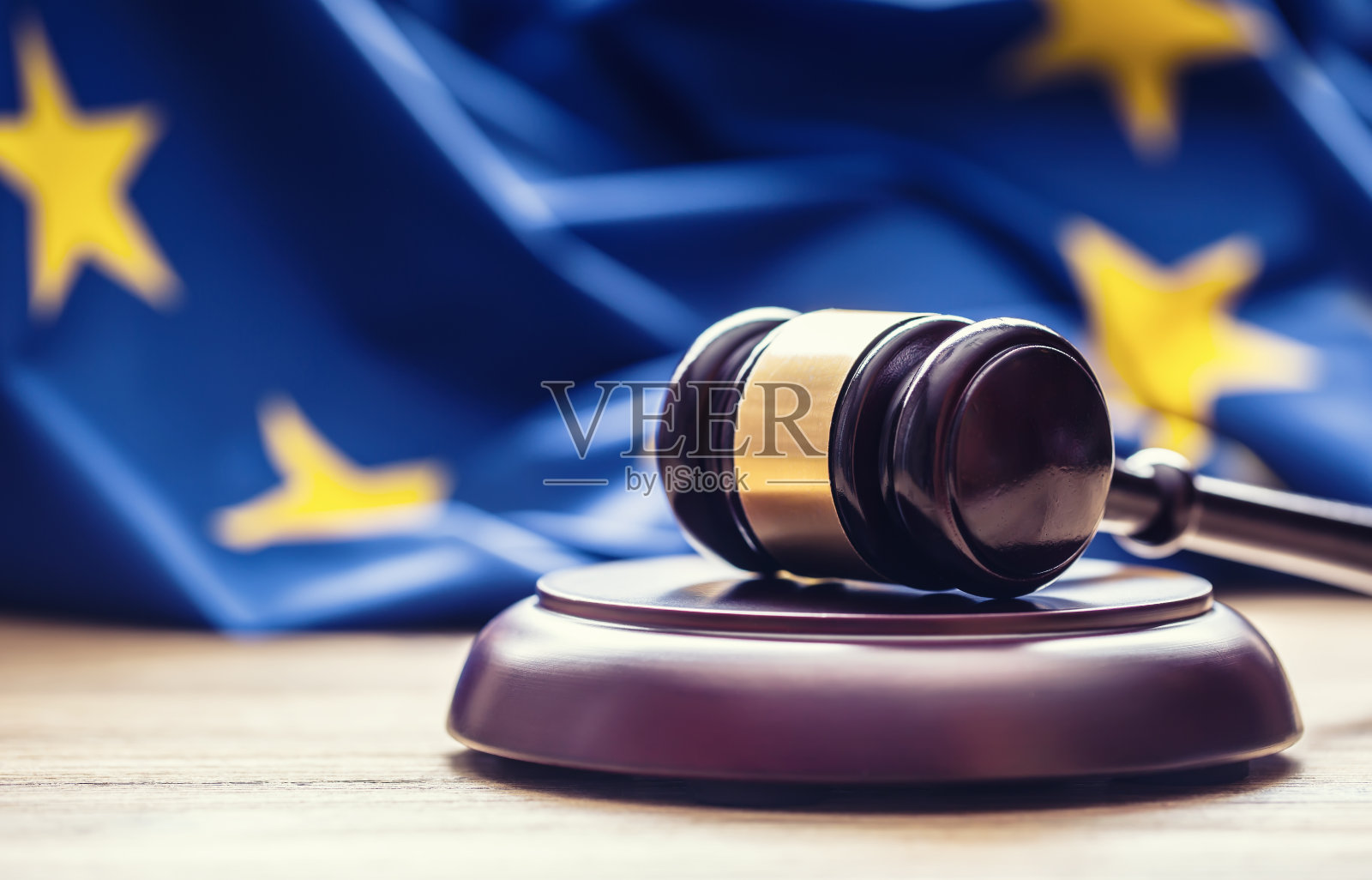 法官的木槌背景是欧盟旗帜。照片摄影图片