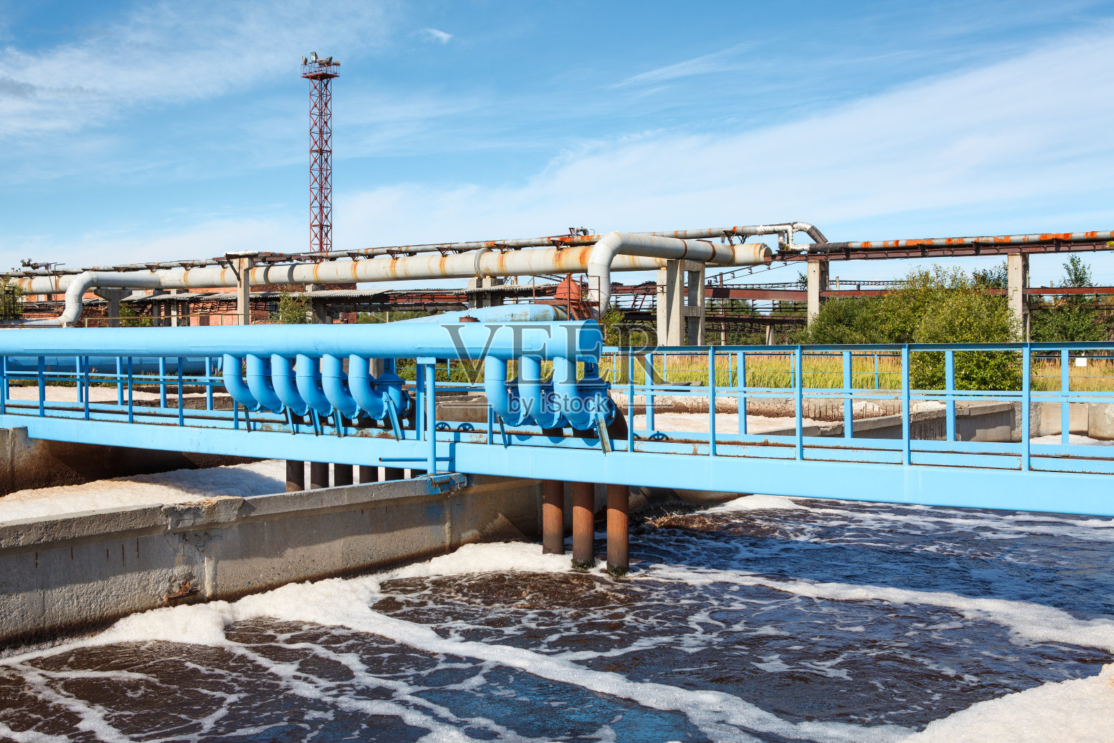 污水处理厂用于曝气的蓝色管道照片摄影图片