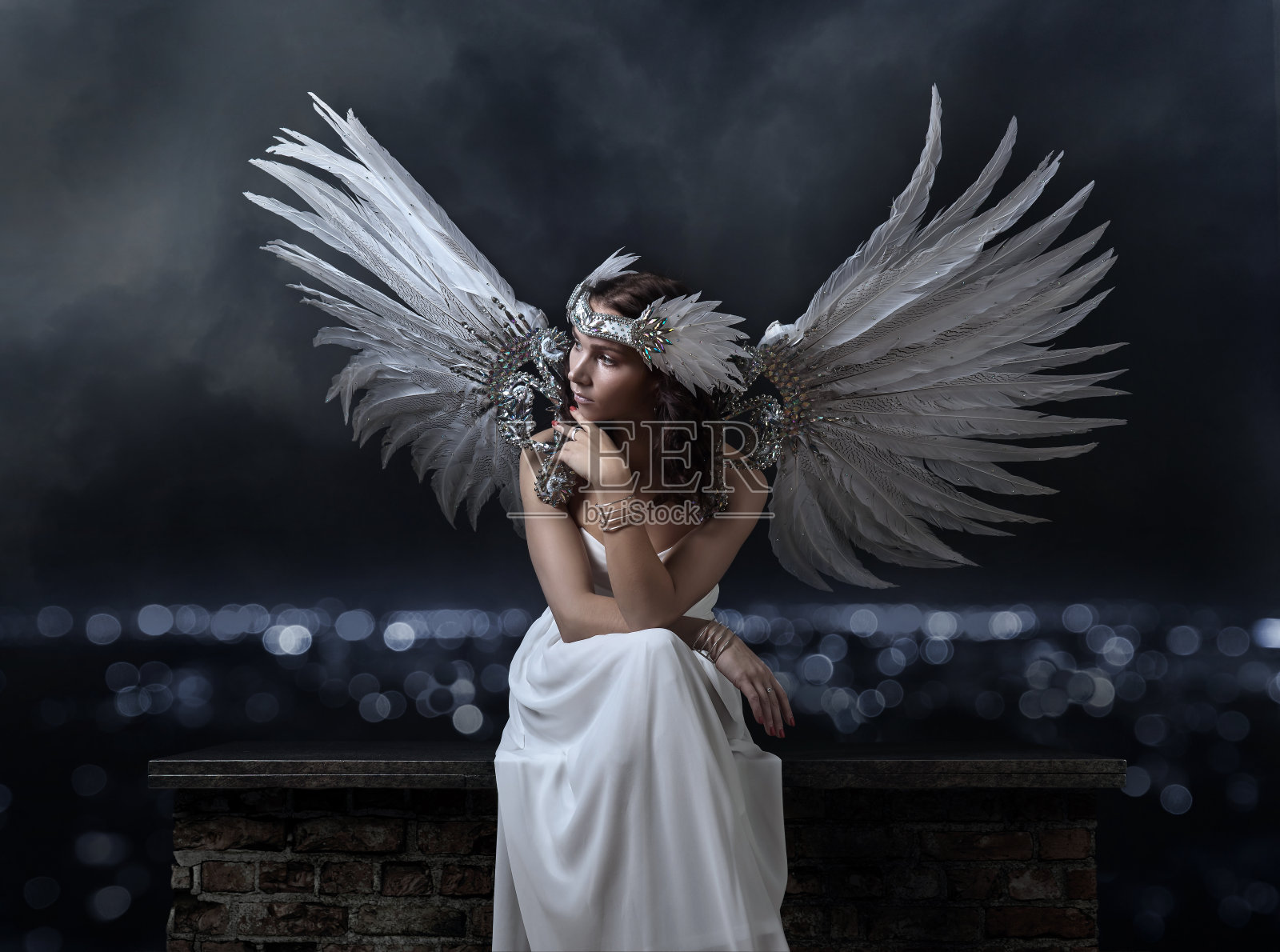 穿着白衣，长着天使翅膀的美丽女人照片摄影图片